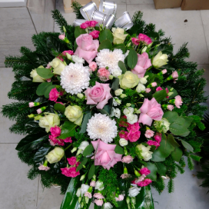 Zdjęcie przedstawiające florystykę funeralną.